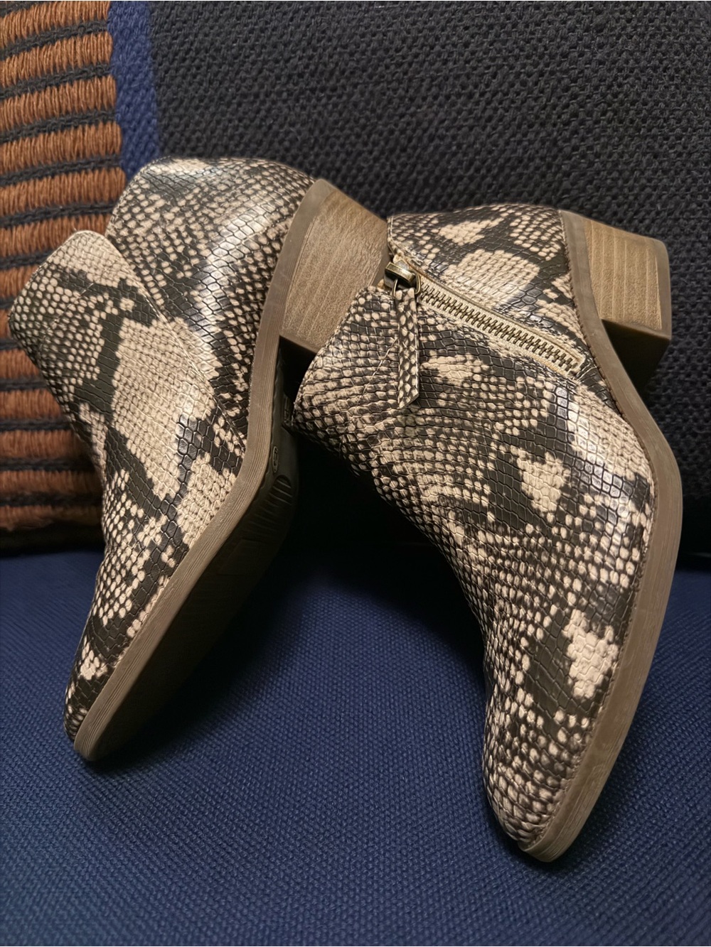 Ankle Booties with snakeskin design… unbranded but great condition sz 6 - Picture 3 of 5